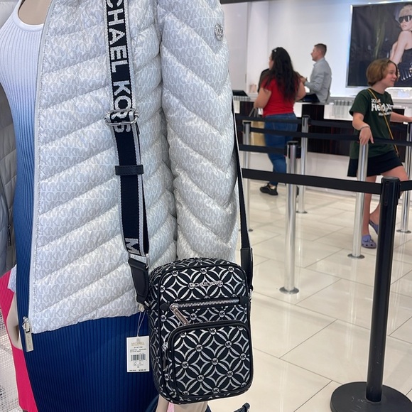 Michael Kors Jet Set Medium Signature Logo Crossbody Bag
Black /Silver Jacquard - Picture 13 of 16